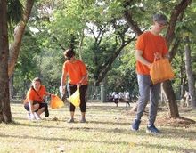 Colleagues at Holiday Inn® Bandung Pasteur and Crowne Plaza® Jakarta, Indonesia, teamed up to take part in ‘plogging’: an activity that combines picking up litter and jogging. 