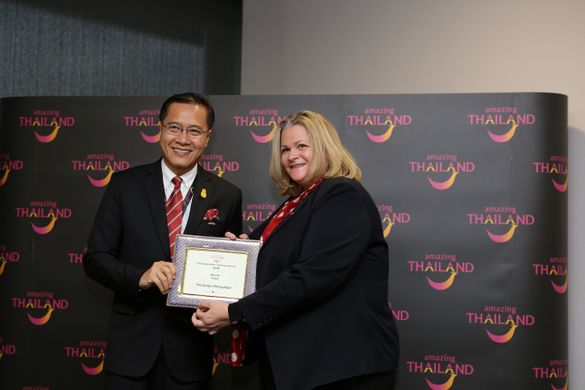 Debbie Haw is presented with The Sarojin's Responsible Thailand Award for the Hotel category.