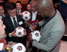 West Ham United Legend Carlton Cole autographing footballs for the attendees of EVA Air’s Evening Reception. 