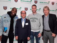 (left to right): Michail Antonio (West Ham United player), Bruce Wang (EVA Air), Adrián (West Ham United Player) and Manuel Pellegrini (West Ham United Manager).