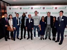(left to right): David Chang (EVA Air), Quill Lee (EVA Air), Gil Rodrigues (EVA Air), Michail Antonio (West Ham United player), Bruce Wang (EVA Air), Adrián (West Ham United Player), Shruti Shah (EVA Air), Manuel Pellegrini (West Ham United Manager), Mohi
