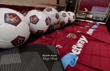25 prizes were given away to attendees of EVA Air’s evening Reception, including West Ham United football shirts and footballs.