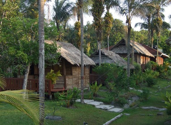 Übernachten im Dschungel. Die Holzhütten des Arrowpont Nature Resorts sind relativ komfortabel Übernachten im Dschungel. Die Holzhütten des Arrowpont Nature Resorts sind relativ komfortabel