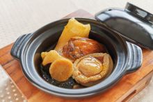 Yan Toh Heen InterContinental Hong Kong - Braised Whole Abalone, Sea Cucumber, Fish Maw, Conpoy, Sun-dried Oyster served in a Casserole