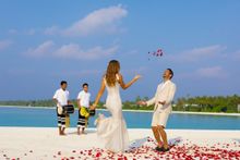 Beach wedding with Maldivian drums (bodu beru)