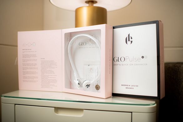 圖片說明：全新的Angel Glo面部護理療程及GLoPulse面部收緊耳機（GLoPulse galvanic current headband），現正在澳門巴黎人「麗舍」水療中心及澳門金沙城中心康萊德酒店菩提水療推出。