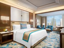 The elegantly appointed Cotai Deluxe Room with sweeping views of Cotai Strip