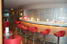 Have a refreshing drink in a relaxing atmosphere with a variety of contemporary bars and lounges throughout the ship