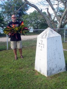 Werner Uhl lays the wreath at the Memorial