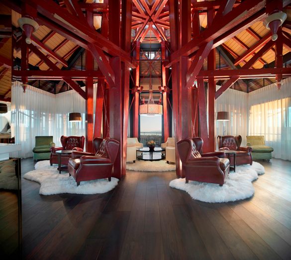 Inspired by maestro Herbert von Karajan, the Maestro Suite is influenced by classical music. 