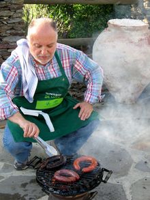 Casa Ana_Francisco cooks sausages