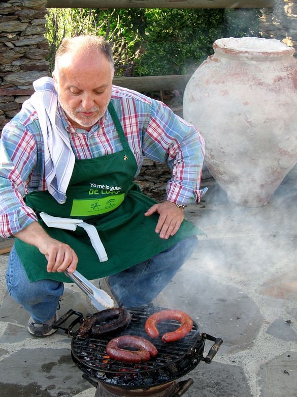 Casa Ana_Francisco cooks sausages