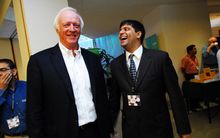 Peter Harbison of the Centre for Pacific Aviation and Ram Badrinathan of PhoCusWright laugh it up at WIT-Web In Travel 2007 