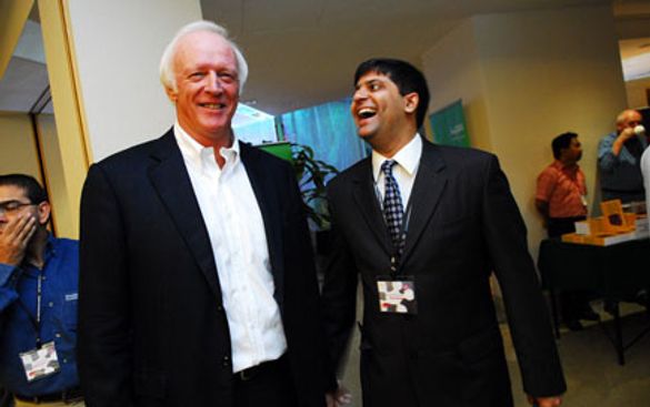 Peter Harbison of the Centre for Pacific Aviation and Ram Badrinathan of PhoCusWright laugh it up at WIT-Web In Travel 2007 