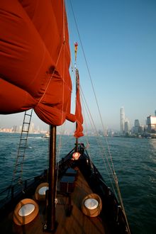aqualuna sails to the south