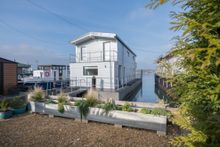 Spinnaker Houseboat