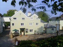White Cliffs Hotel exterior