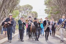 The Hoots roving performers, Jazz by the Bay 2018