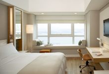 Hotel Jen in Hong Kong with 280 rooms and a rooftop swimming pool
