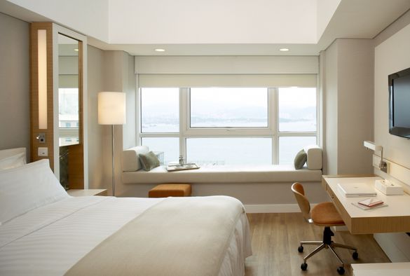 Hotel Jen in Hong Kong with 280 rooms and a rooftop swimming pool