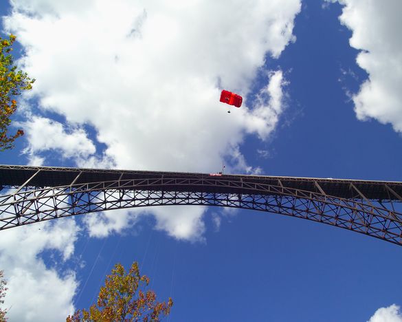 270 Meter geht es von der New River Gorge Bridge hinab in die Tiefe