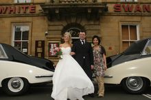 bride groom wedding car pic