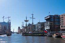 HafenCity und Segelboote / HafenCity and sailing boats