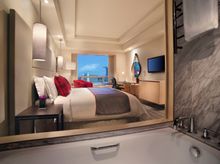 	Carlton Hotel Singapore Premier Room.