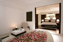 Courtyard Garden Suite Bathsmall