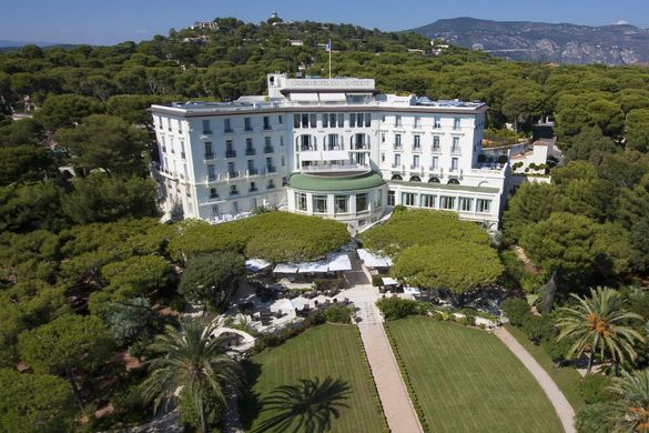 Grand-Hôtel du Cap-Ferrat houses 73 rooms and suites, including 8 sea-view suites and is set in 18 acres of lushly landscaped ga