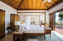 Nuances unique to the legendary ‘spice island’ off the coast of East Africa inspire a blend of sobriety and elegance with a mute