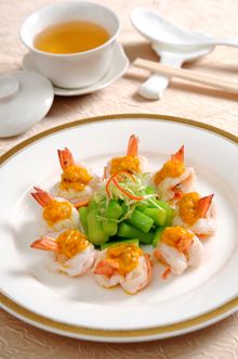 Stewed prawns with Chinese kale, hairy crab meat and roe