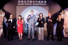 多位管理高層共同舉杯慶祝2011年成功的喜悅。(由左至右) 新濠博亞娛樂有限公司旅遊市場拓展總監楊證勳先生、Hard Rock 酒店前台服務及酒店營運經理陳利沙小姐、 新濠博亞娛樂有限公司旅遊市場拓展副總裁Grant Johnson先生 、新濠博亞娛樂有限