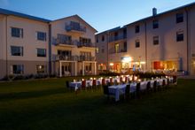Mantra Lorne seagrass lawn dining