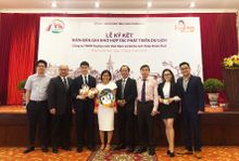 5- Kelvin Wu (3rd from left), Co-founder of Fayfay.com and Nguyen Van Phuc (3rd from right), Deputy Director of the Tourism Department of Thua Thien-Hue