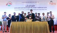 3-Kelvin Wu (right), Co-founder of Fayfay.com and Le Huu Minh (left), the Acting Director of the Tourism Department of Thua Thien-Hue Province