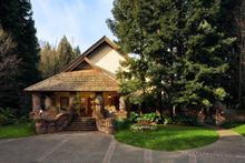 Entry to Harvest Inn in St. Helena