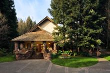 Entry to Harvest Inn in St. Helena