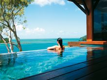 qualia_Hamilton-Island_Woman-in-plunge-pool