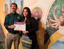 Brian T. Mullis, Direktor der Guyana Tourism Authority und Marketing Managerin Nicola Balram freuen sich über die Auszeichnung