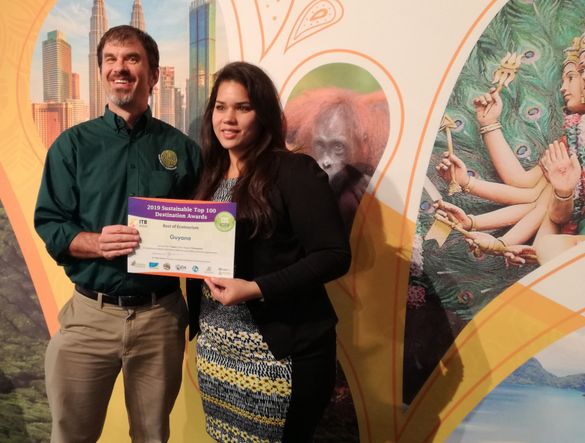 Brian T. Mullis, Direktor der Guyana Tourism Authority und Marketing Managerin Nicola Balram freuen sich über die Auszeichnung