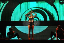 Lucky Hell’s breathtaking performance of swallowing real deal steel 22-inch swords in Taboo makes every audience astonished！Luck