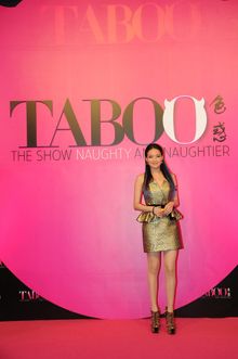 舒淇身穿金色短裙及超高跟鞋，出席澳門新濠天地「Taboo色惑」首演紅地毯。