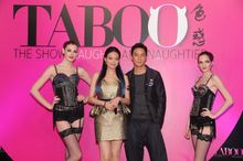 舒淇金光閃閃捧場，與吳彥祖成俊男美女配。