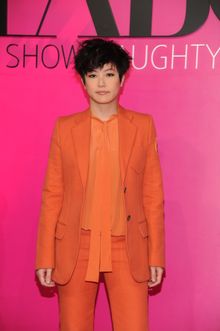 何韻詩一身橙紅色西裝打扮現身新濠天地出席「Taboo色惑」首演。
