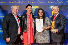   Nicola Balram (2.v.r.), Marketing Managerin der GTA und Deutschland-Repräsentantin Gabi Romberg, eingerahmt von den Organisatoren des „Goldenen Stadttores“   