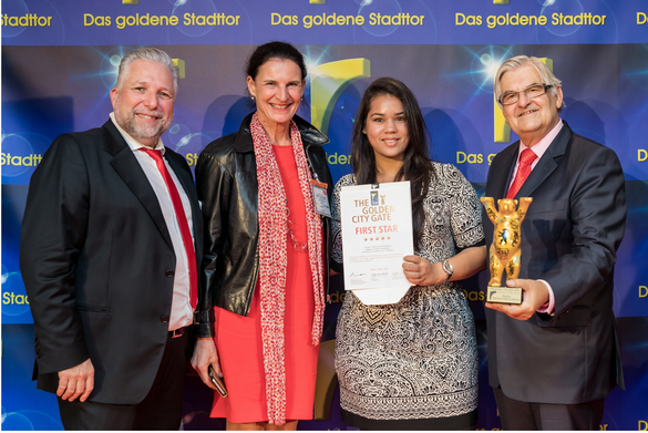   Nicola Balram (2.v.r.), Marketing Managerin der GTA und Deutschland-Repräsentantin Gabi Romberg, eingerahmt von den Organisatoren des „Goldenen Stadttores“   