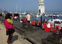 Frau Loo auf Foto-Safari durch Kühlungsborn, wo es viel zu entdecken gab. Besonders angetan war sie von den Strandkörben, die es