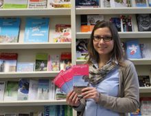Julia May, Tourismus-Assistentin, präsentiert den praktischen Guide 