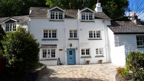 The Rigging Is An Exceptional Traditional White Wash Property Set In The Charming Village Of Polperro In Cornwall